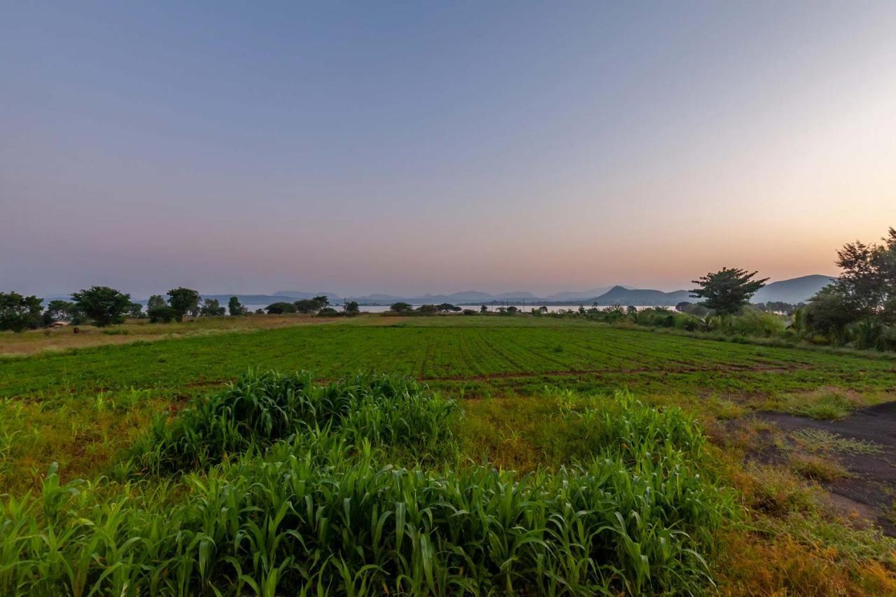 Stayvista'S Lake La Vie - Tranquil Lake-View Villa Amidst Farmland With Pool And Poolside Gazebo - Proximity To Sula Nashik Exterior foto